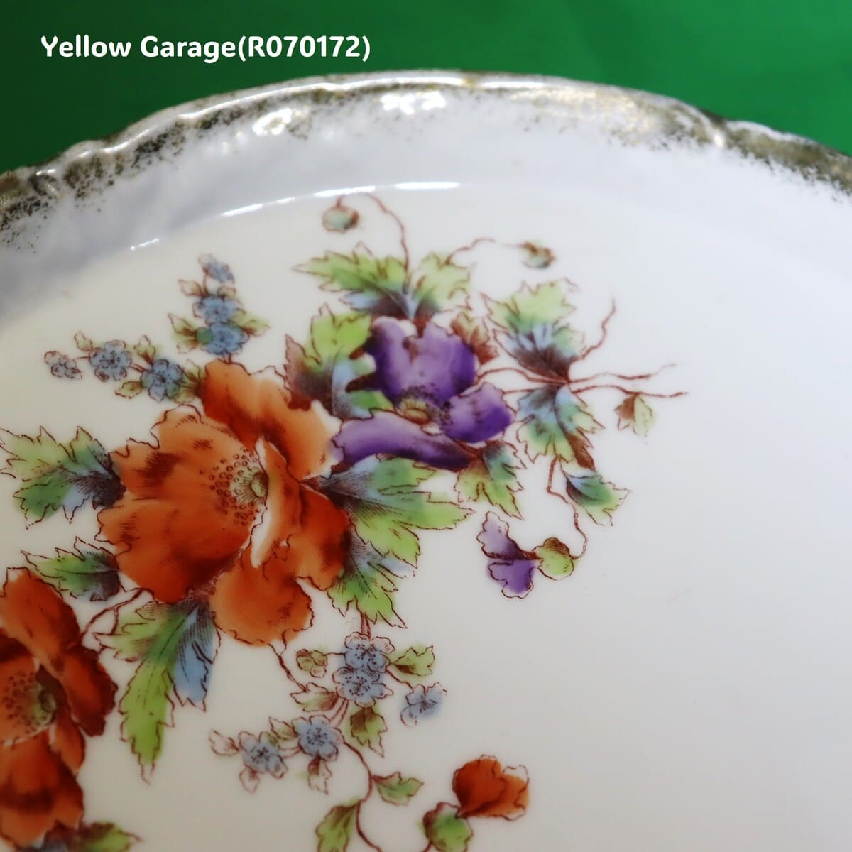 小振りなサイズが特徴のアンティーク・ティーセット＿トレイ絵柄アップ