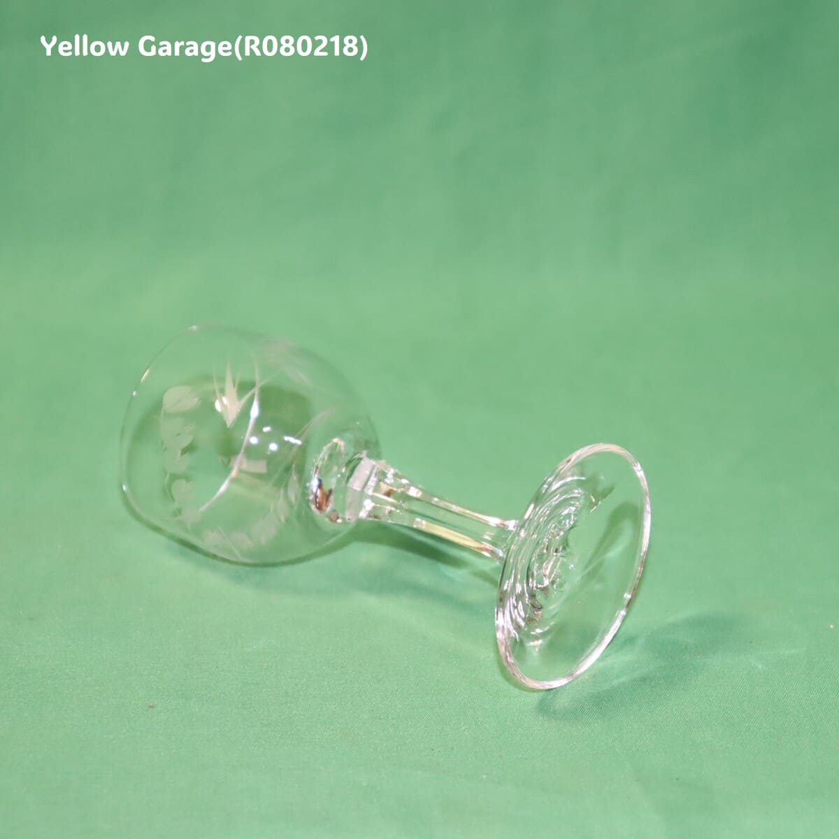 繊細なスズランと葉の文様がエッチングで施された脚付きの小さなグラス2客セット＿左上