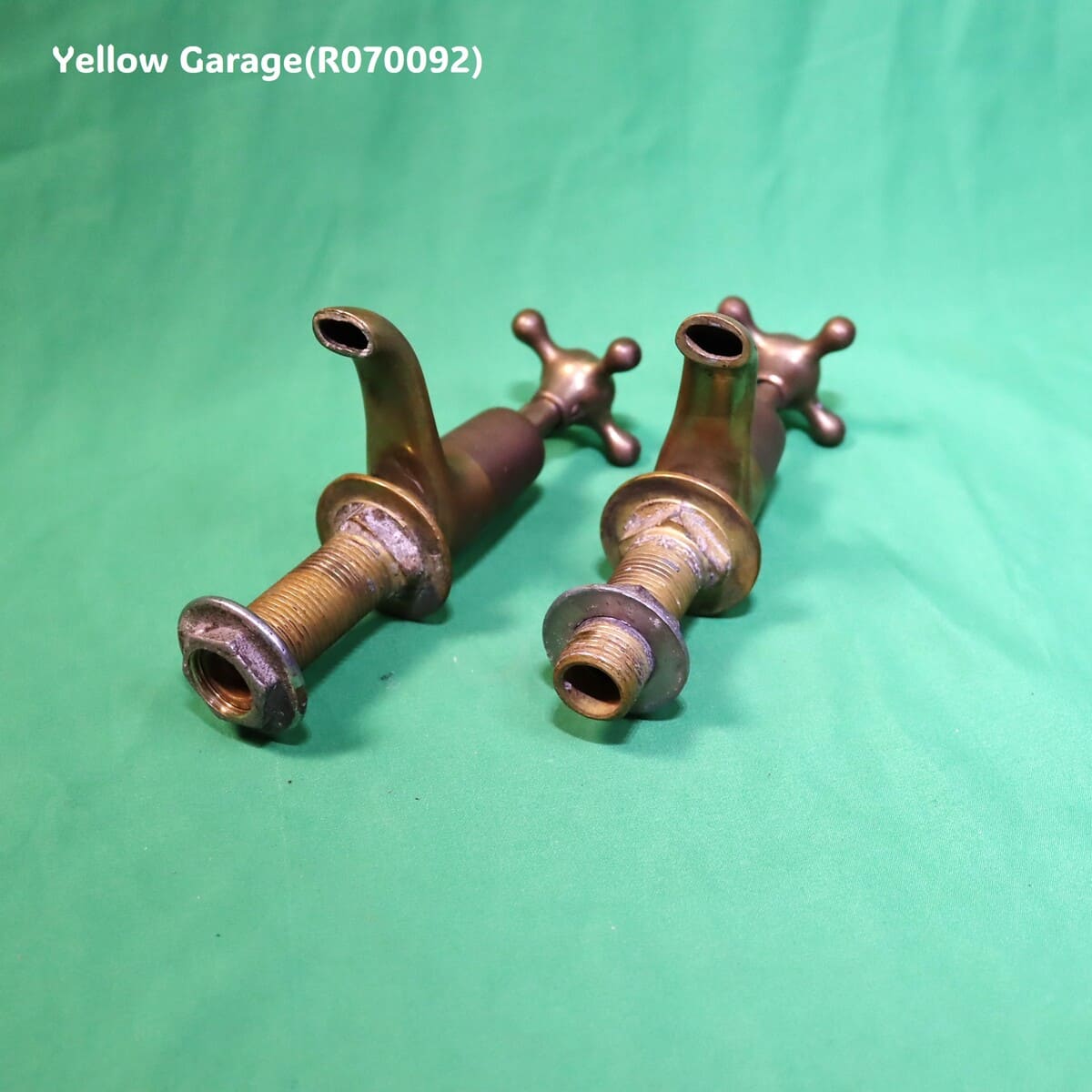 ヴィクトリアンスタイル 真鍮製アンティーク蛇口（HOT & COLD ペア）