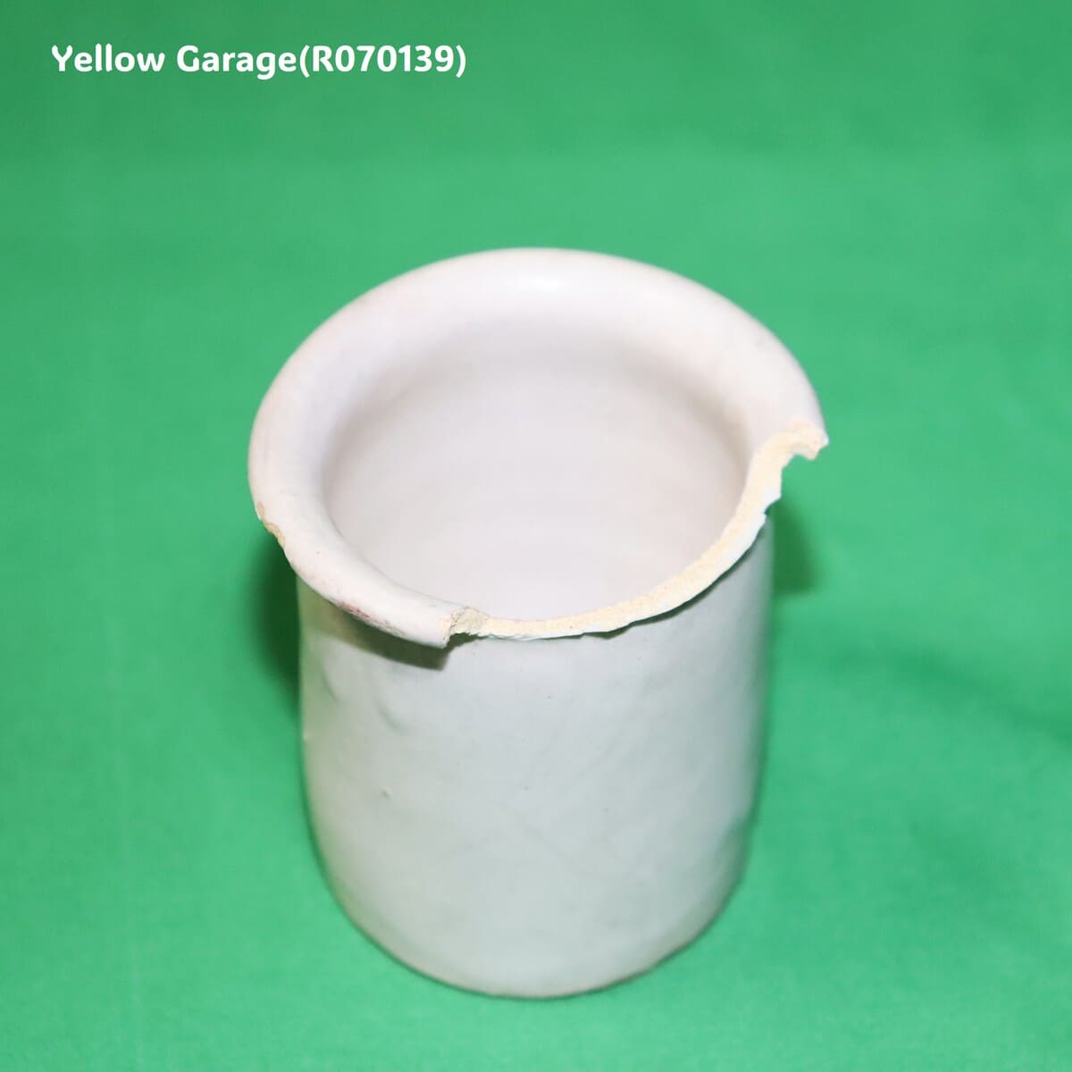 白釉の小さなアンティーク陶器ポット_傷拡大