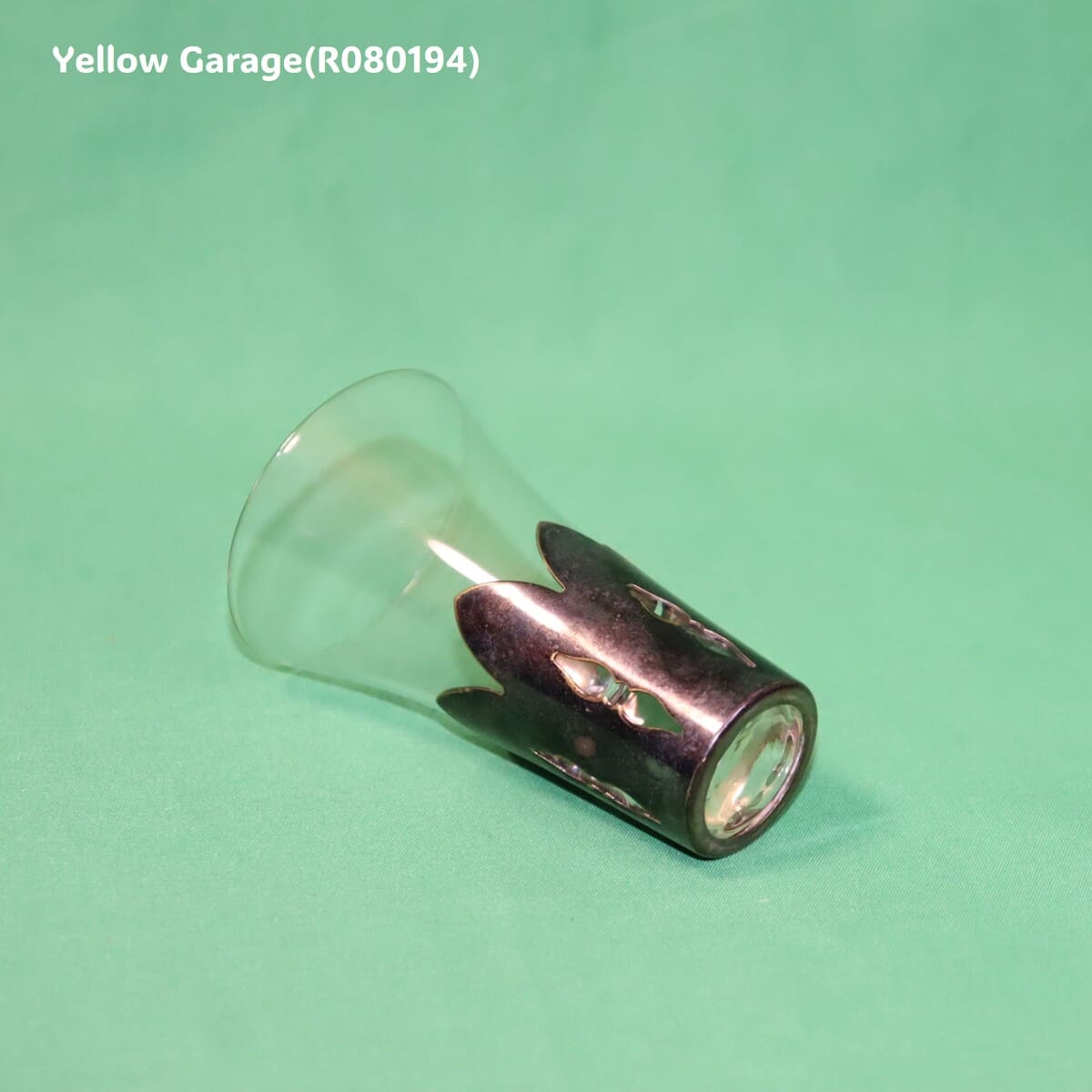 透明感のあるガラスにシルバー調の袴（はかま）を合わせた趣深いアンティークグラス4個セット_口左上