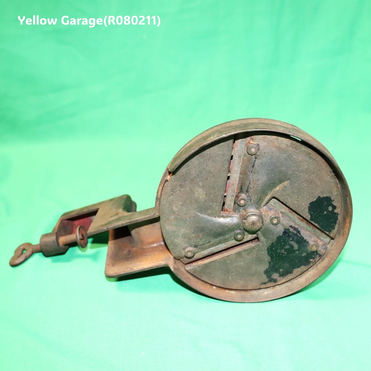 鋳鉄製の重厚な本体に手廻しハンドルとテーブル固定用クランプを備えたアンティークのグリーンビーンカッター（野菜裁断機）＿裏正面