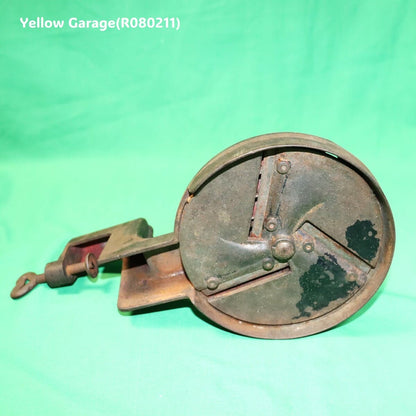 鋳鉄製の重厚な本体に手廻しハンドルとテーブル固定用クランプを備えたアンティークのグリーンビーンカッター（野菜裁断機）＿裏正面