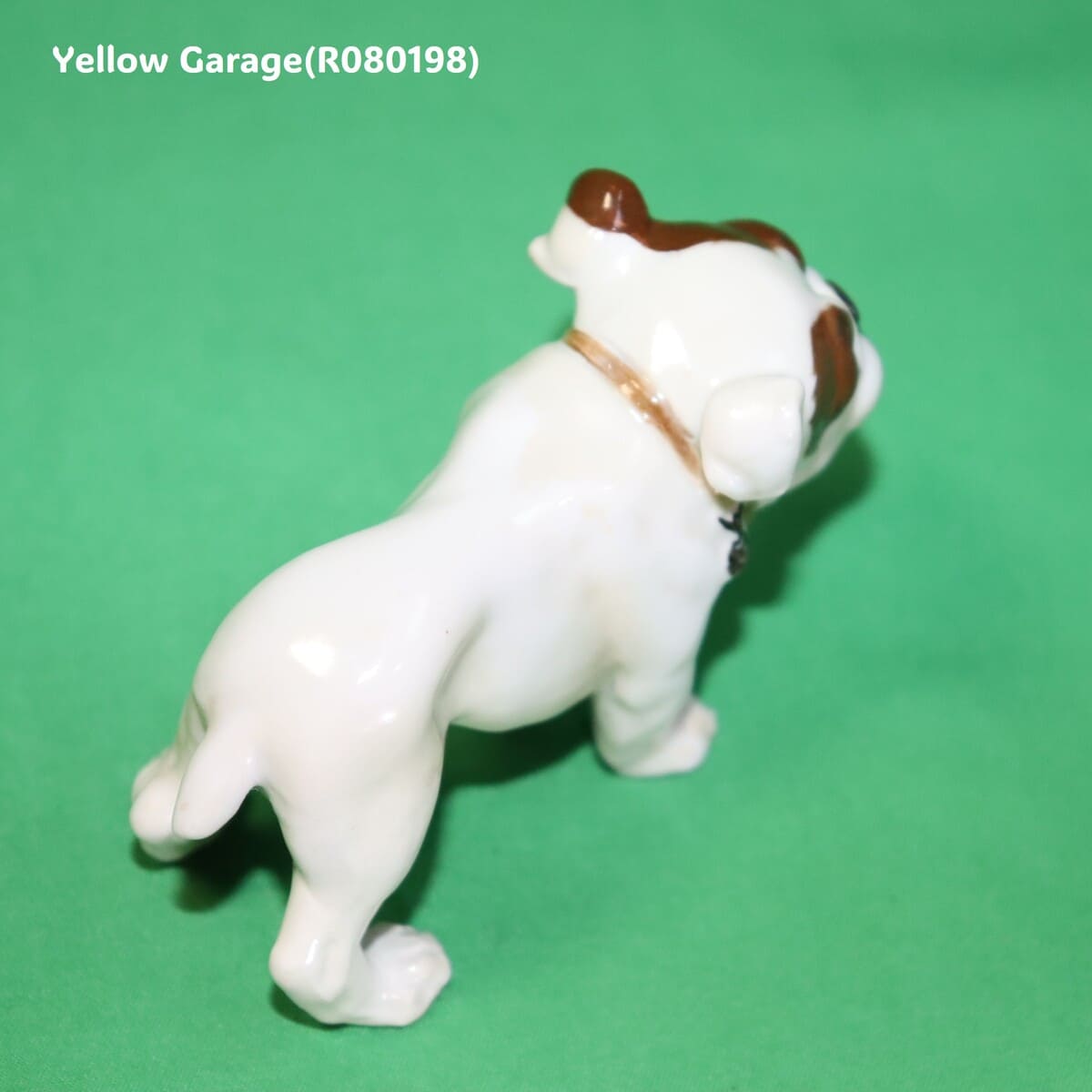 精緻な手仕事で仕上げられた陶器製ブルドッグのアンティークフィギュリン_右上