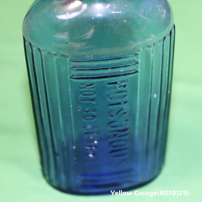 「毒薬（POISONOUS）」を示すアンティークの薬瓶＿ボディアップ