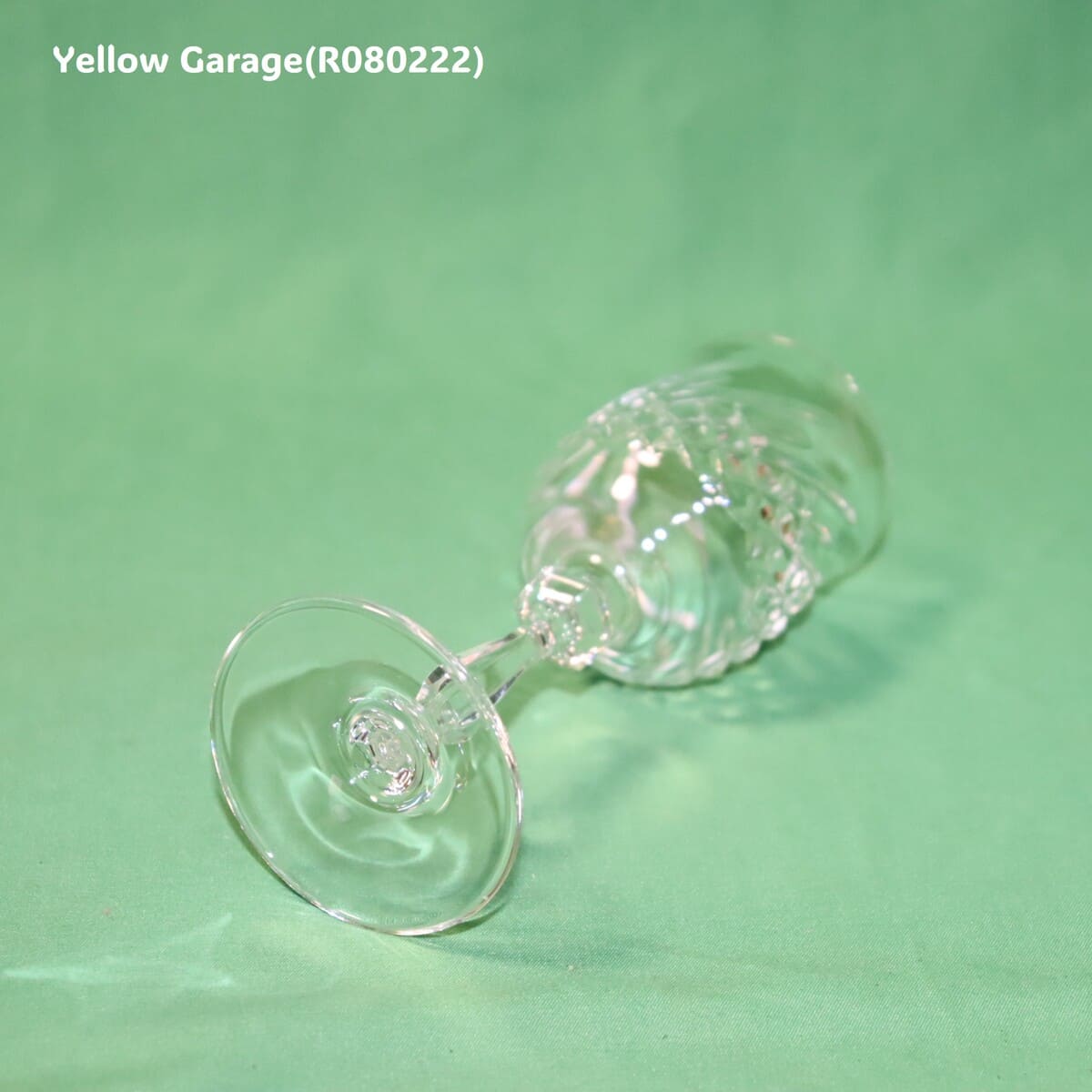 美しいカットが施されたアンティークのクリスタルワイングラス＿右上