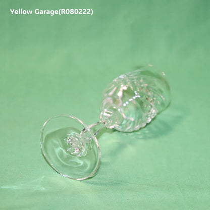 美しいカットが施されたアンティークのクリスタルワイングラス＿右上