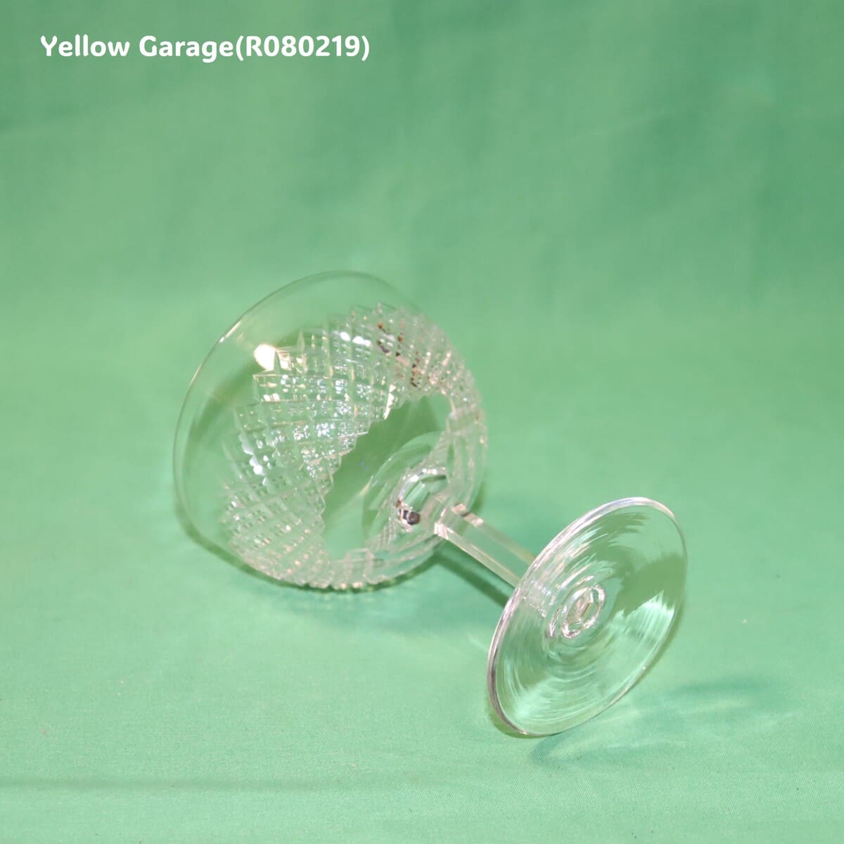 エドワーディアン様式（20世紀初頭）の影響を色濃く感じさせるアンティークのカットガラス製シャンパンクープ（ソーサー型グラス）＿左上