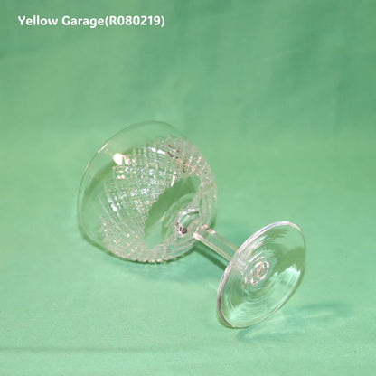 エドワーディアン様式（20世紀初頭）の影響を色濃く感じさせるアンティークのカットガラス製シャンパンクープ（ソーサー型グラス）＿左上