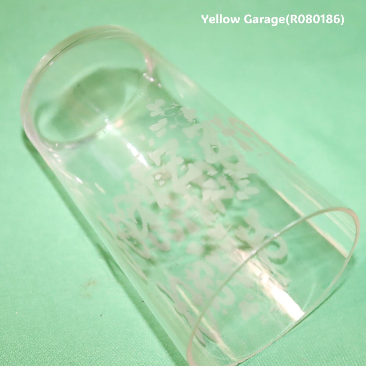 側面に “DEAR MOTHER”反対側に “LIZZIE” の文字がエッチングされたアンティークグラス_口右下アップ