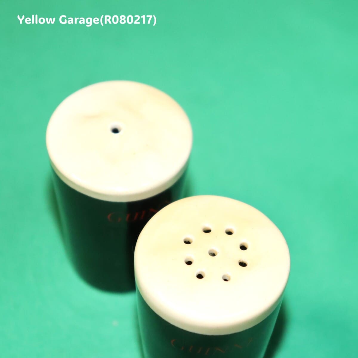 アイルランドを代表するスタウトビールGuinness。その象徴である「泡の乗ったパイントグラス」を忠実に再現したミニチュアの塩・コショウ入れ＿胡椒手前アップ