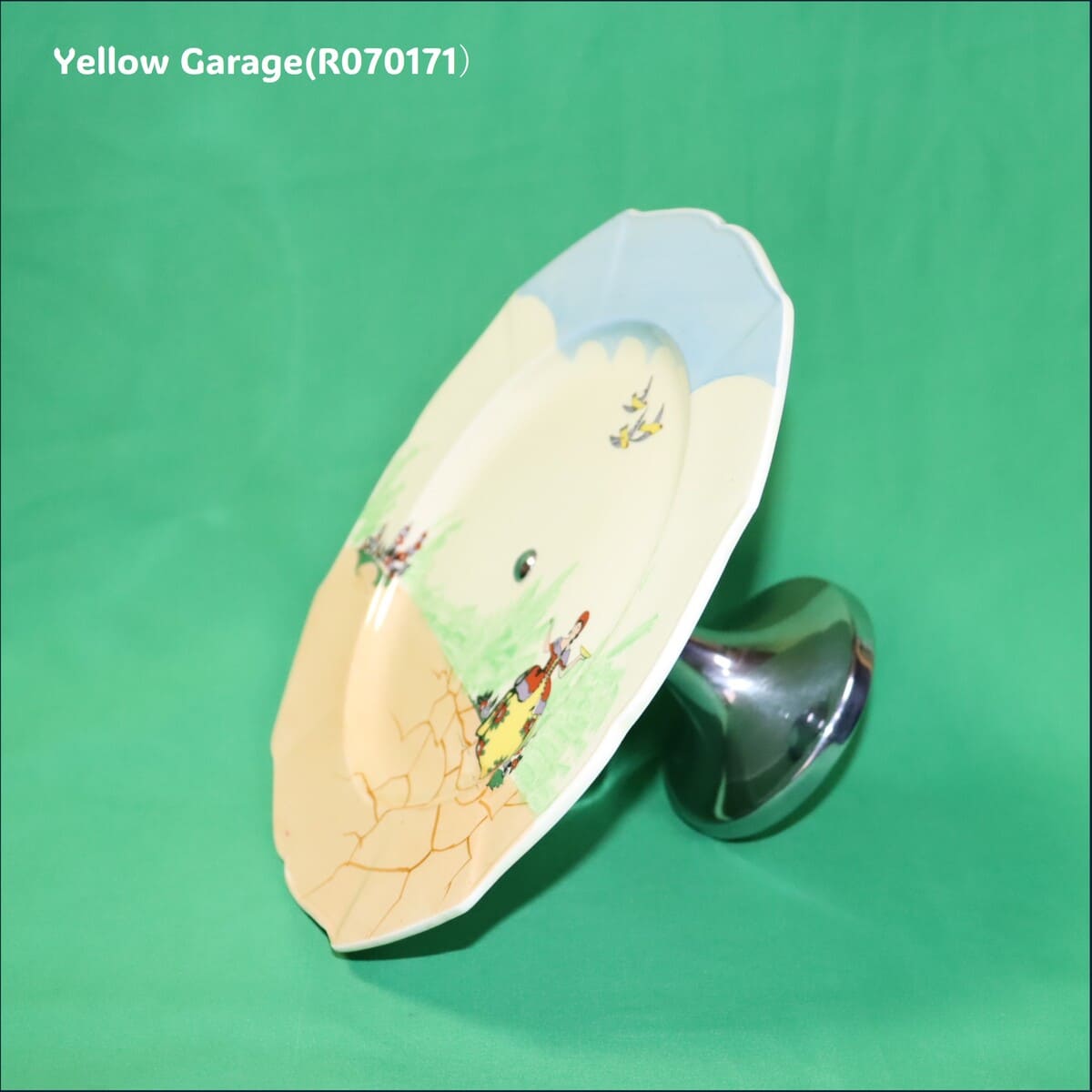 ヨーロッパで作られた陶器製プレートと金属脚を組み合わせたアンティークのケーキスタンド＿お皿左