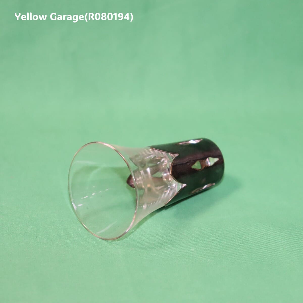 透明感のあるガラスにシルバー調の袴（はかま）を合わせた趣深いアンティークグラス4個セット_口左下