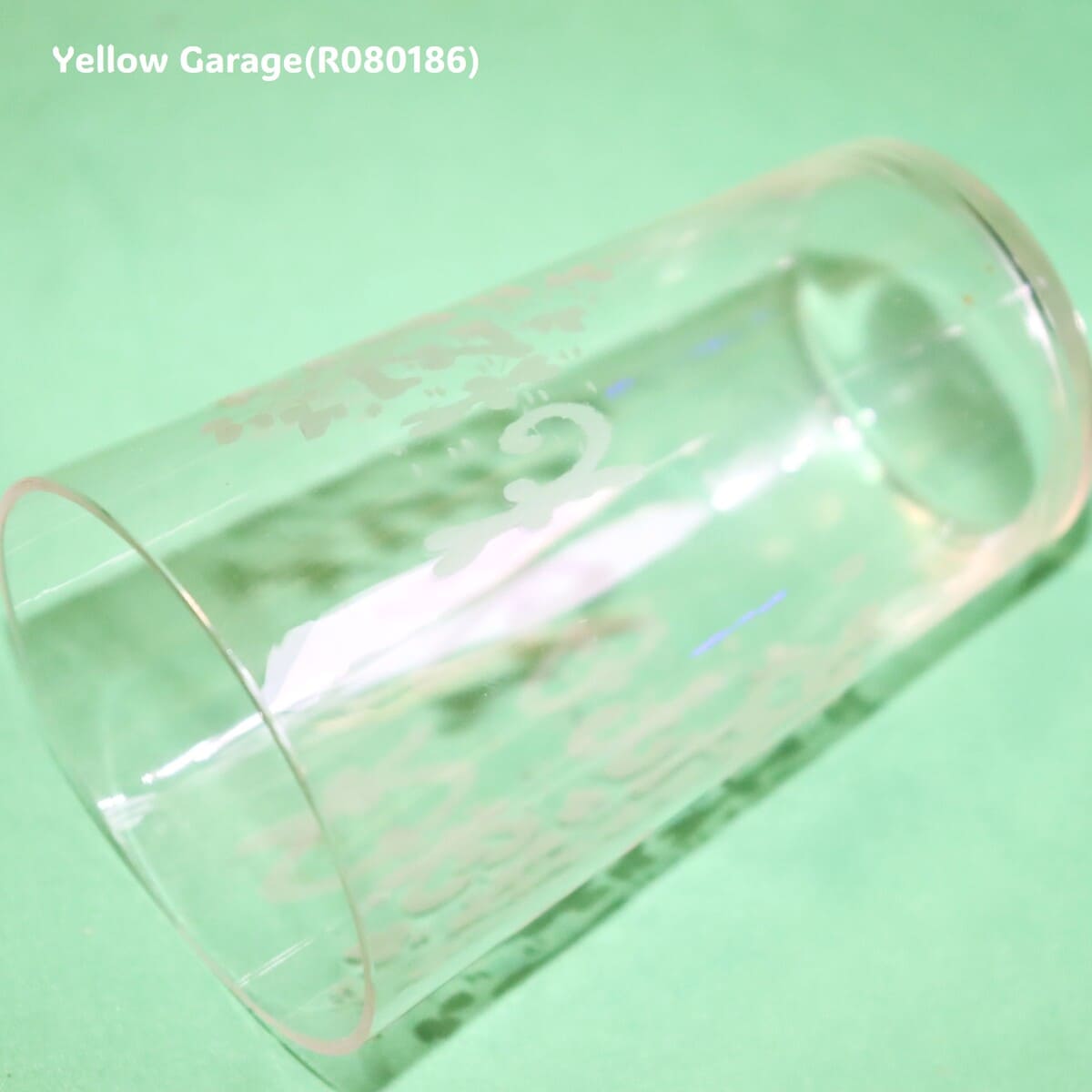 側面に “DEAR MOTHER”反対側に “LIZZIE” の文字がエッチングされたアンティークグラス_口左下アップ