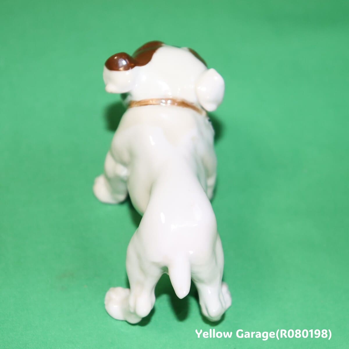 精緻な手仕事で仕上げられた陶器製ブルドッグのアンティークフィギュリン_上