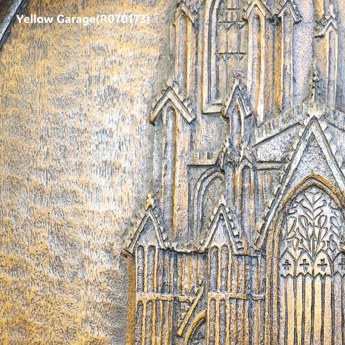 英国を代表するゴシック大聖堂ヨーク・ミンスター（York Minster） をモチーフに制作された木製・円形の壁掛け装飾パネル＿左上アップ