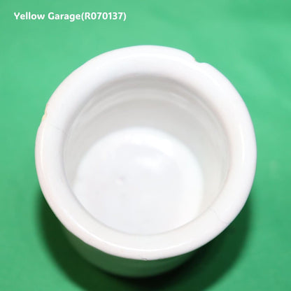 少量の薬品や軟膏の調合液体の計量に使われていたビーカー型の陶器容器‗上からアップ