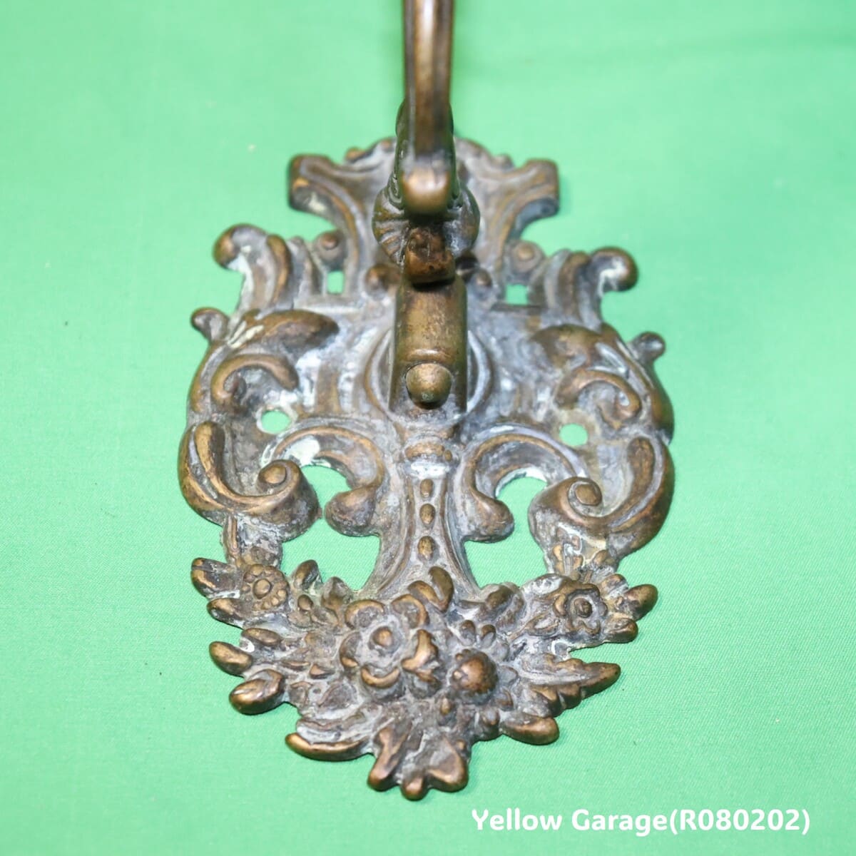 19世紀末から20世紀初頭にかけてヨーロッパ（おそらくフランスまたはイギリス）で製造されたと考えられるキャンドルスタンド＿台アップ正面