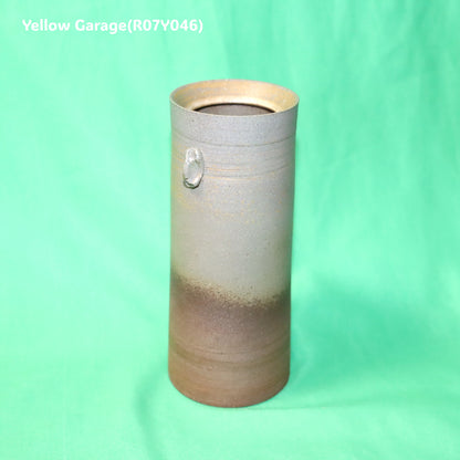 備前焼 花入れ（亀井勝 作 署名あり）高さ17cm