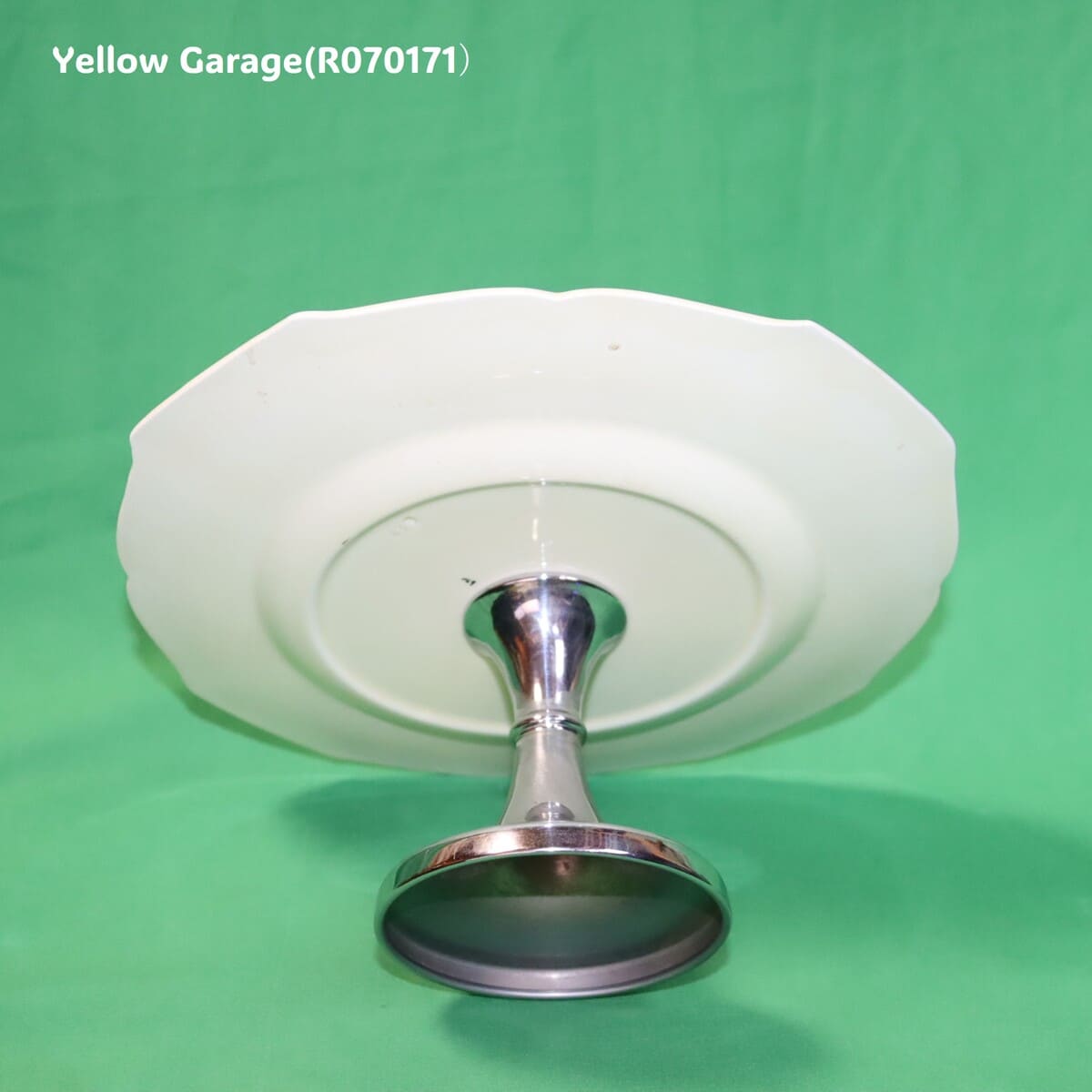 ヨーロッパで作られた陶器製プレートと金属脚を組み合わせたアンティークのケーキスタンド＿足正面