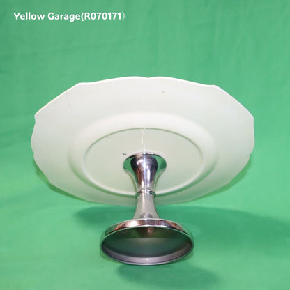 ヨーロッパで作られた陶器製プレートと金属脚を組み合わせたアンティークのケーキスタンド＿足正面