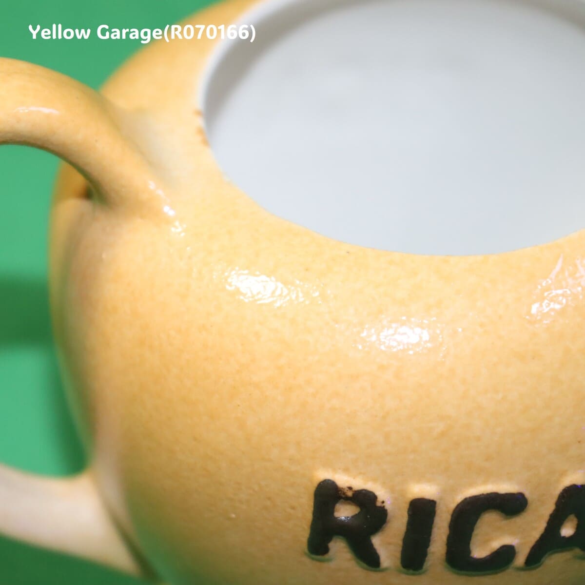 フランスの陶芸工房 Atelier de Céramique RICARD によって制作された陶器製のヴィンテージポット_取っ手側アップ