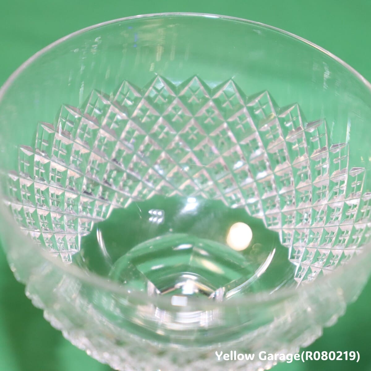 エドワーディアン様式（20世紀初頭）の影響を色濃く感じさせるアンティークのカットガラス製シャンパンクープ（ソーサー型グラス）＿アップ口