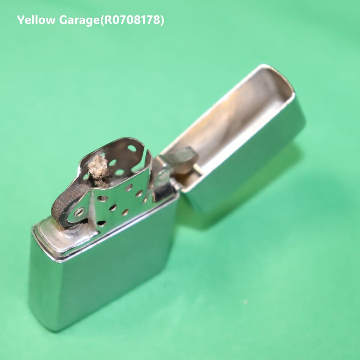 米国 Zippo 社製1966年製のオイルライター＿ふた開く右上