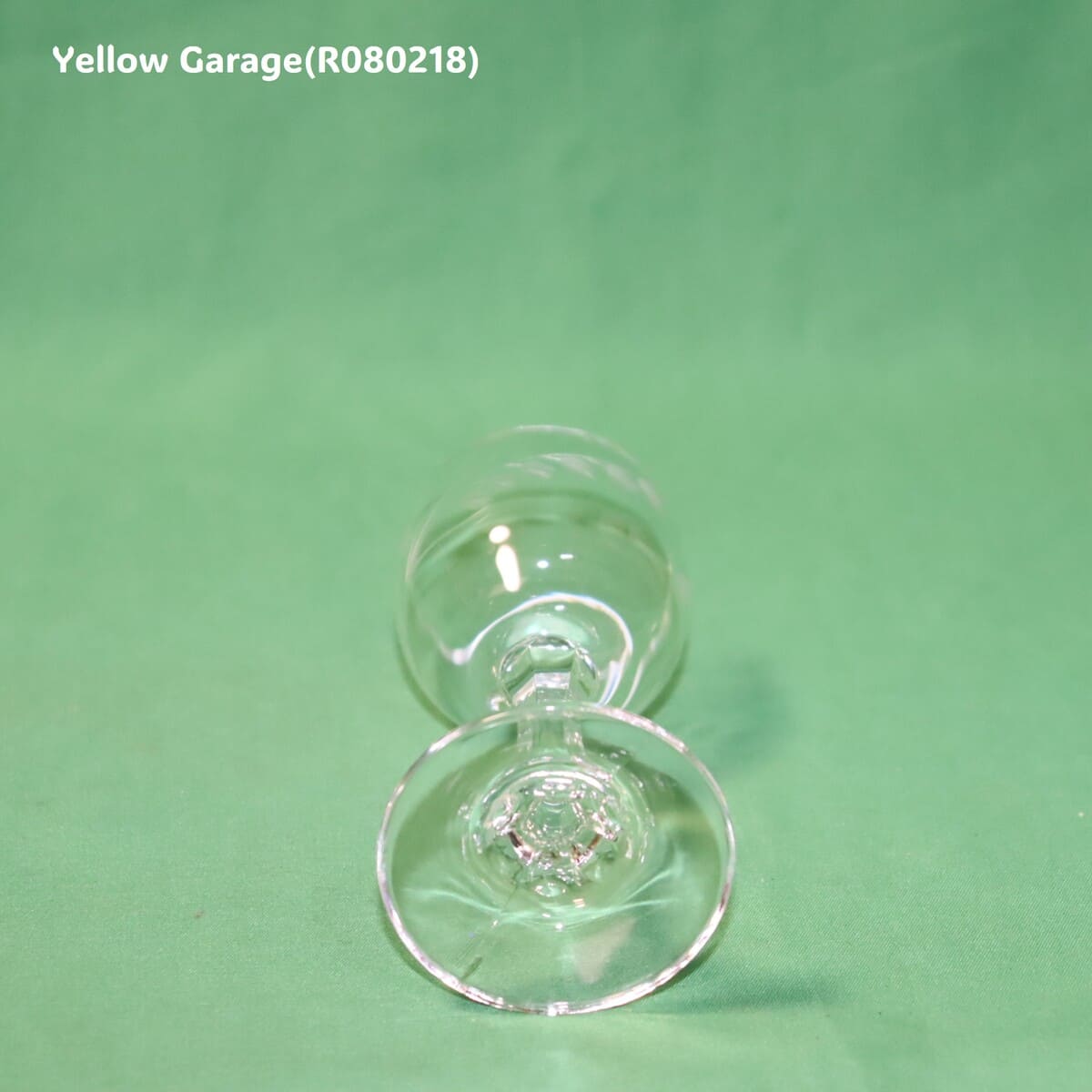 繊細なスズランと葉の文様がエッチングで施された脚付きの小さなグラス2客セット＿上