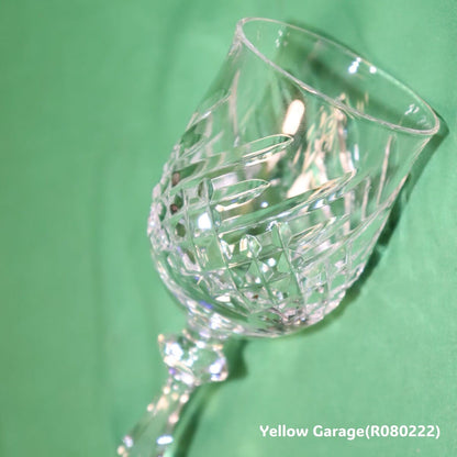 美しいカットが施されたアンティークのクリスタルワイングラス＿アップ右上