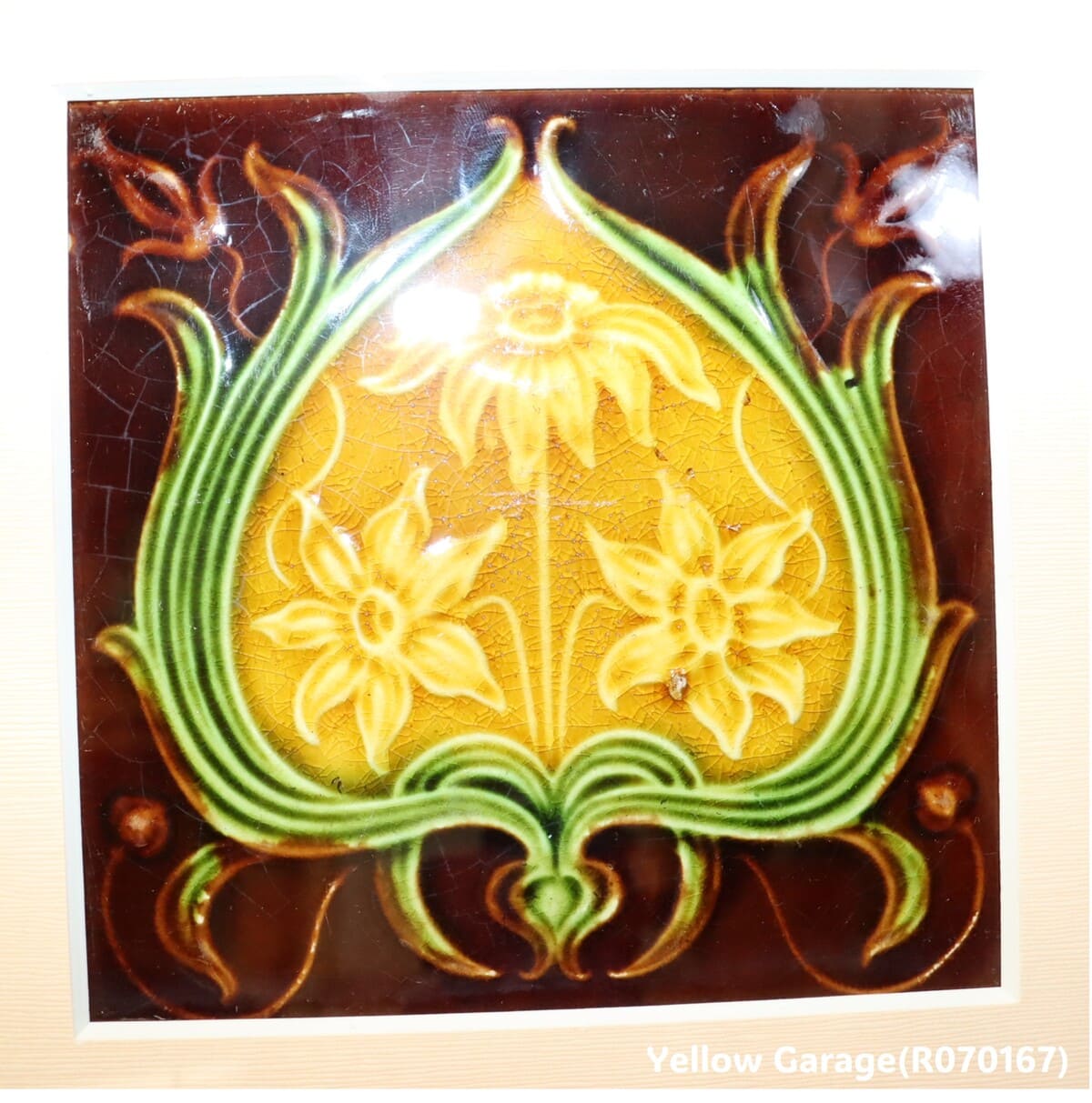 19世紀末から20世紀初頭にかけてヨーロッパで制作されたと考えられる装飾用の陶製タイル を後年に額装したアンティーク作品＿アップ正面