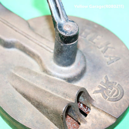 鋳鉄製の重厚な本体に手廻しハンドルとテーブル固定用クランプを備えたアンティークのグリーンビーンカッター（野菜裁断機）＿アップ右下