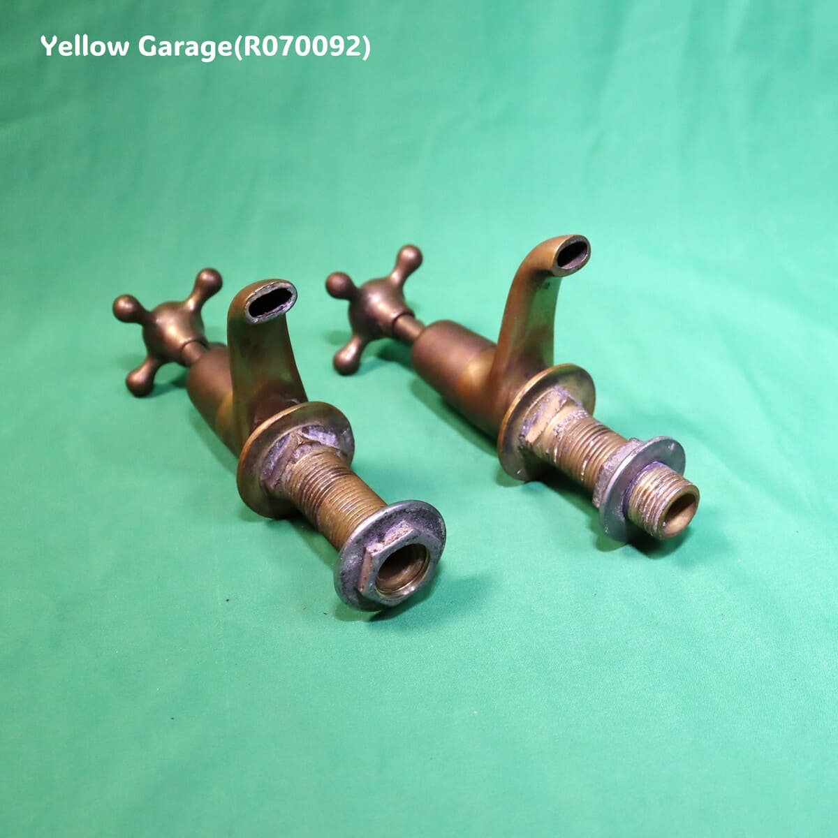 ヴィクトリアンスタイル 真鍮製アンティーク蛇口（HOT & COLD ペア）