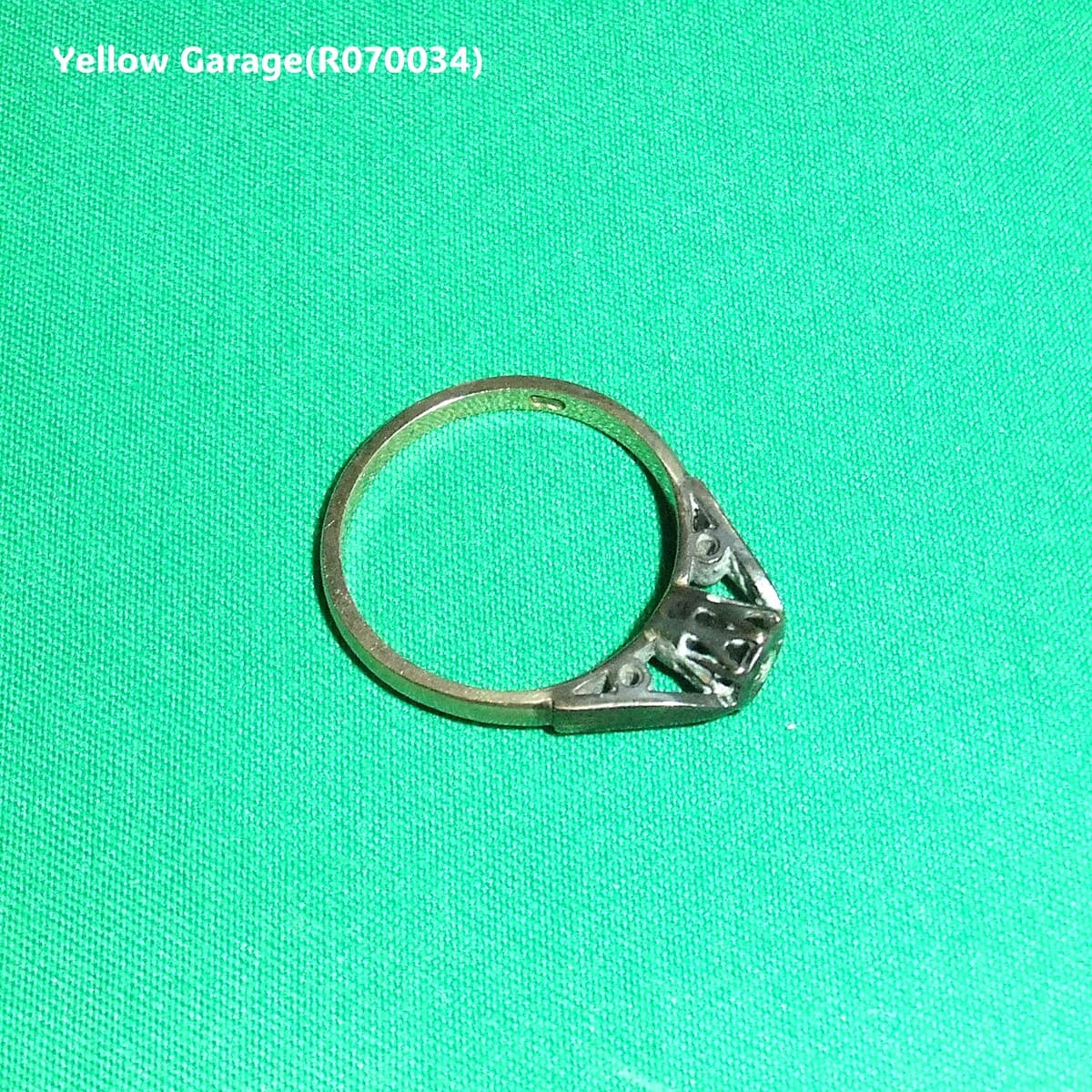 ヴィンテージイギリス製 9金 ダイヤモンドリング（専用ケース付き）