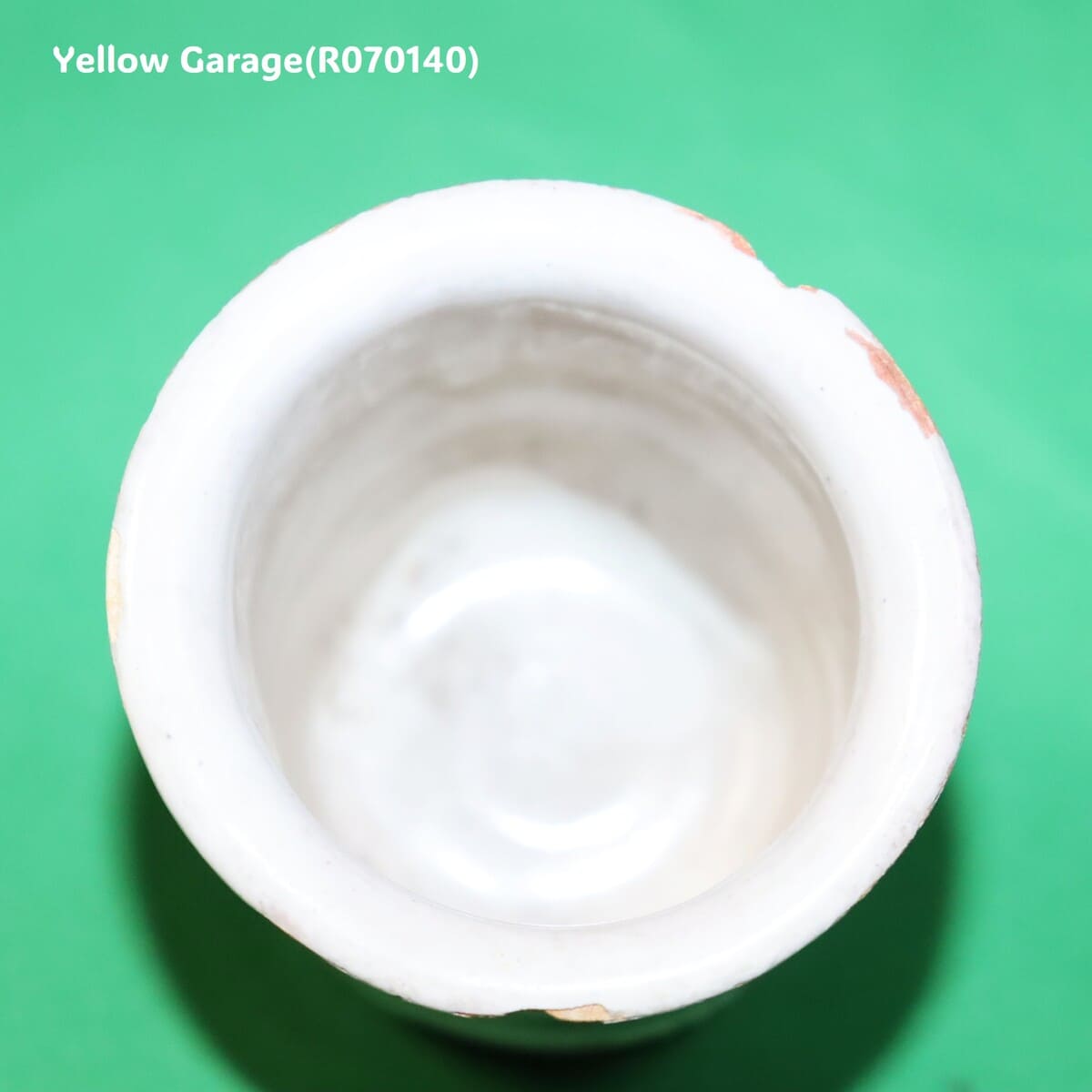 この小さな白釉の陶器容器は、手づくりならではの柔らかなゆらぎと経年による風合いが魅力のアンティークアイテムです_大きな口