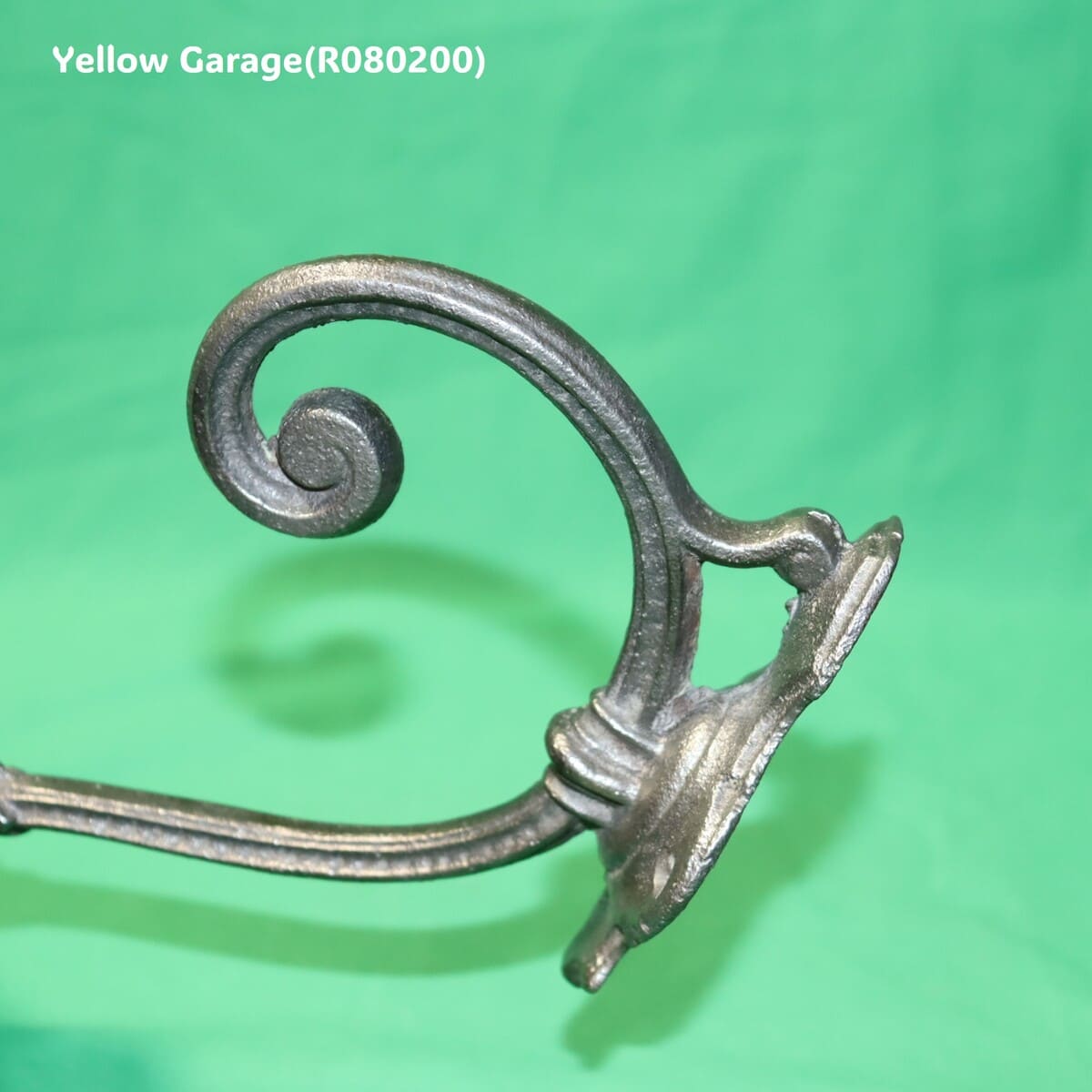 19世紀末から20世紀初頭にかけてヨーロッパの家庭玄関で実際に使われていたアンティークの壁付けフック_コート部アップ横