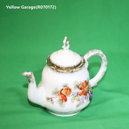 小振りなサイズが特徴のアンティーク・ティーセット＿ポット全体