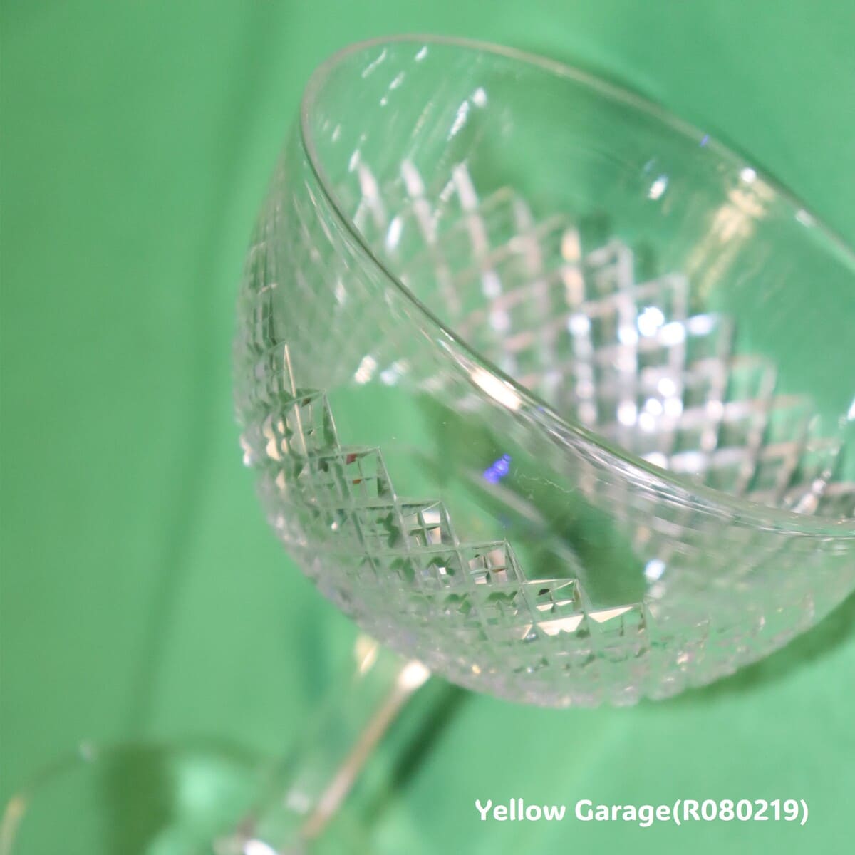 エドワーディアン様式（20世紀初頭）の影響を色濃く感じさせるアンティークのカットガラス製シャンパンクープ（ソーサー型グラス）＿アップ右上