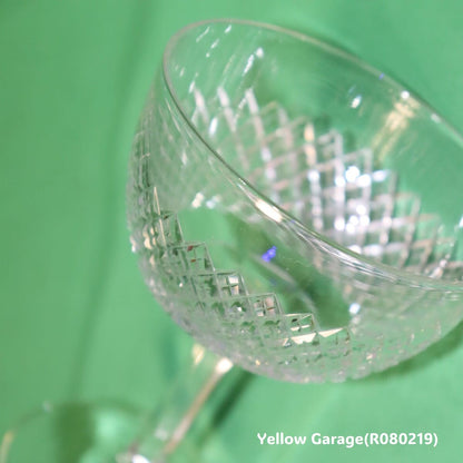 エドワーディアン様式（20世紀初頭）の影響を色濃く感じさせるアンティークのカットガラス製シャンパンクープ（ソーサー型グラス）＿アップ右上