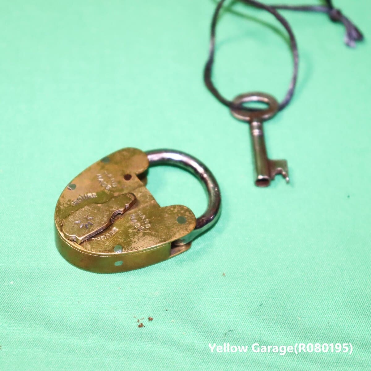 アンティーク南京錠と鍵のセット職人の手によって丁寧に作られた真鍮製の逸品＿鍵穴閉じる