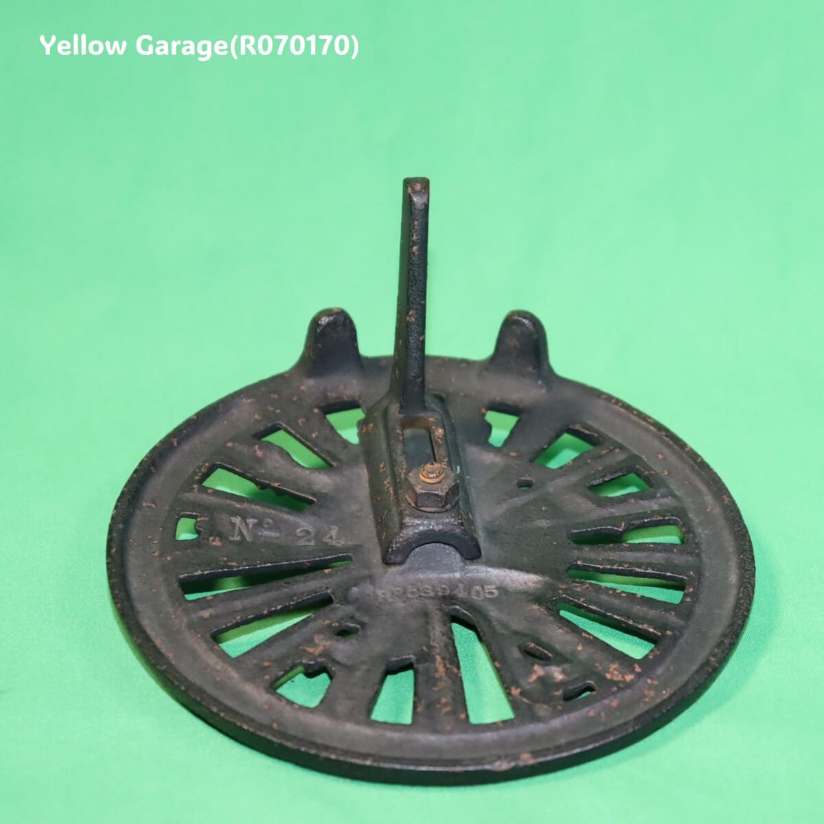 19世紀末から20世紀初頭のヨーロッパで使用されていたと考えられる鋳鉄製の暖炉アクセサリー＿足上