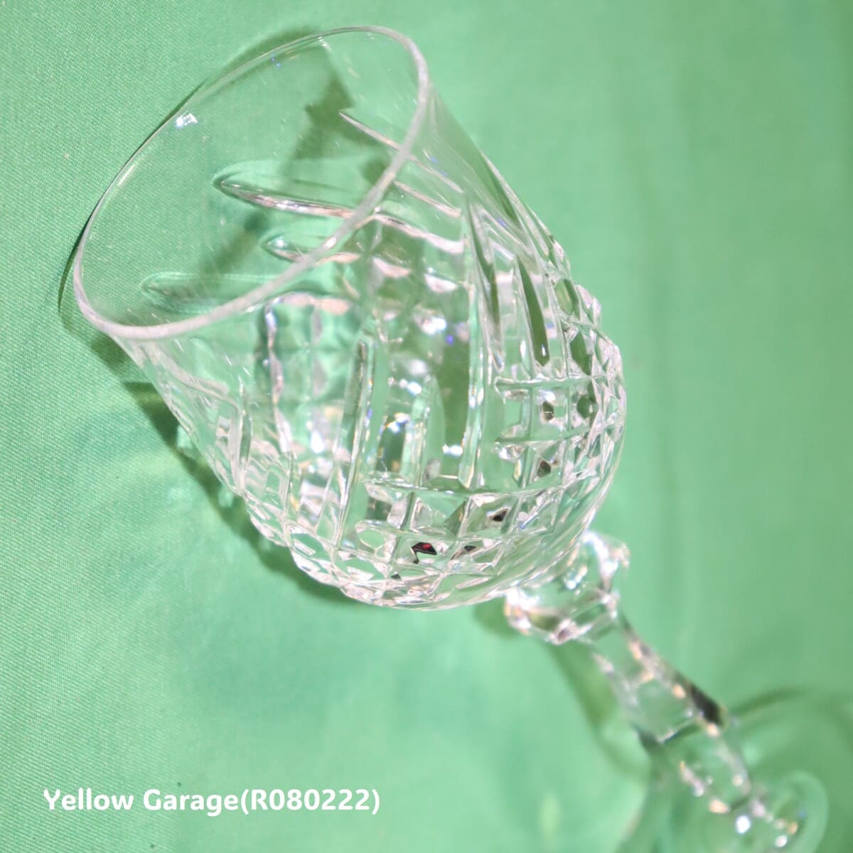 美しいカットが施されたアンティークのクリスタルワイングラス＿アップ左上