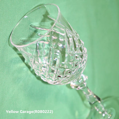 美しいカットが施されたアンティークのクリスタルワイングラス＿アップ左上