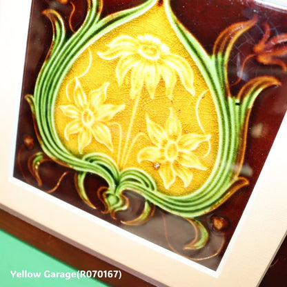 19世紀末から20世紀初頭にかけてヨーロッパで制作されたと考えられる装飾用の陶製タイル を後年に額装したアンティーク作品＿アップ右上から