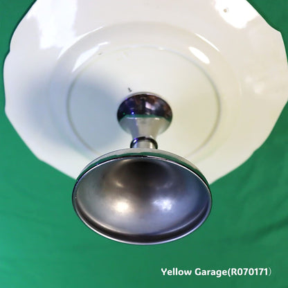 ヨーロッパで作られた陶器製プレートと金属脚を組み合わせたアンティークのケーキスタンド＿足下からアップ