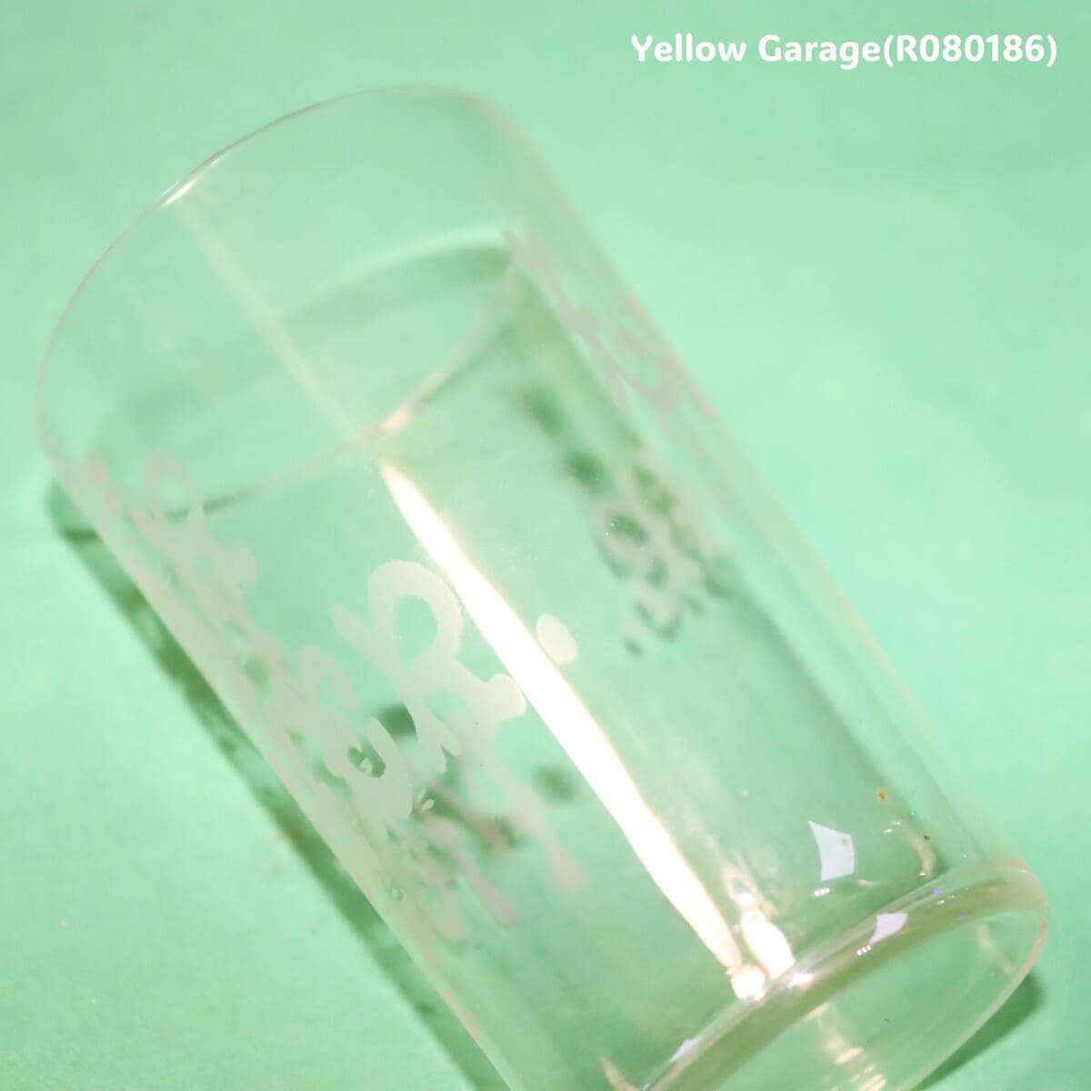 側面に “DEAR MOTHER”反対側に “LIZZIE” の文字がエッチングされたアンティークグラス_口左上アップ