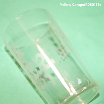 側面に “DEAR MOTHER”反対側に “LIZZIE” の文字がエッチングされたアンティークグラス_口左上アップ