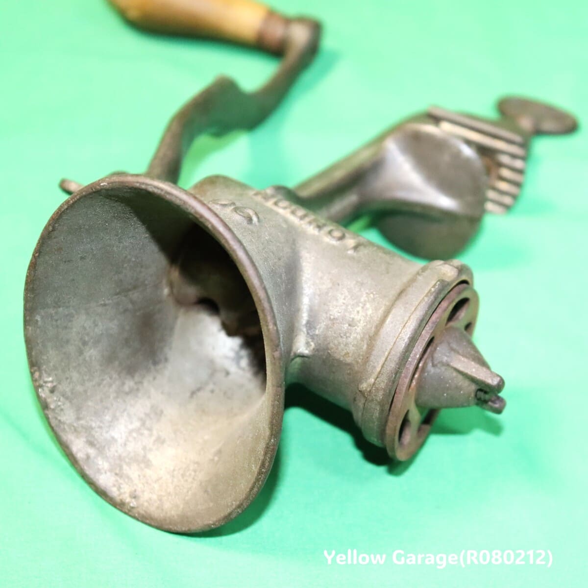 20世紀初頭の英国で使用されていたと考えられるSPONG（スポング）社製 アンティーク・ミートグラインダー＿アップ左下