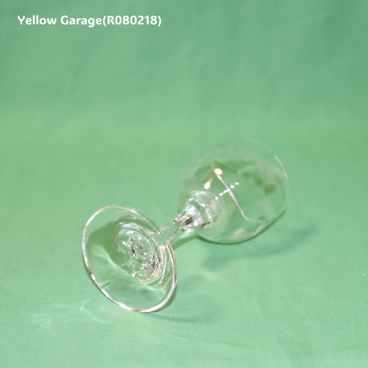 繊細なスズランと葉の文様がエッチングで施された脚付きの小さなグラス2客セット＿右上