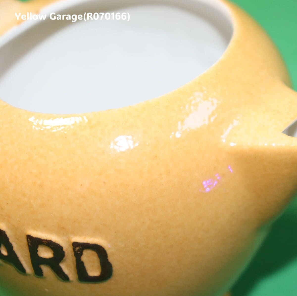 フランスの陶芸工房 Atelier de Céramique RICARD によって制作された陶器製のヴィンテージポット_注ぎ口側アップ